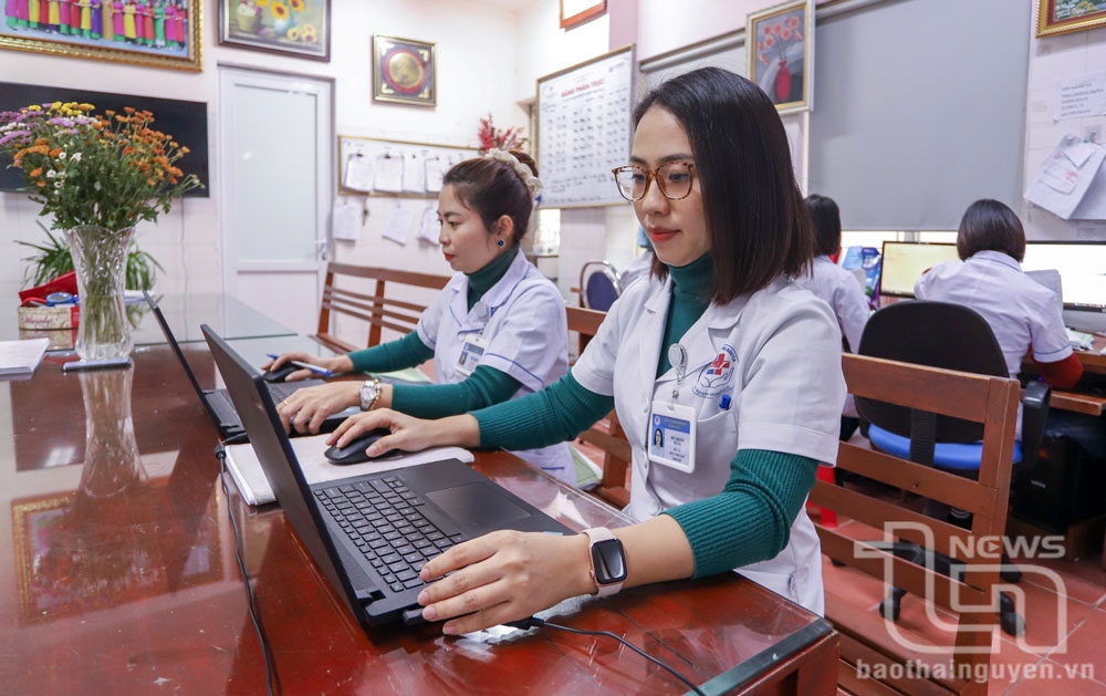 Bác sĩ CK1 Trần Thị Hà, công tác tại Khoa sản, Bệnh viện C, mỗi ngày sử dụng máy tính kết nối mạng để quản lý hồ sơ bệnh nhân trên phần mềm chuyên dụng.