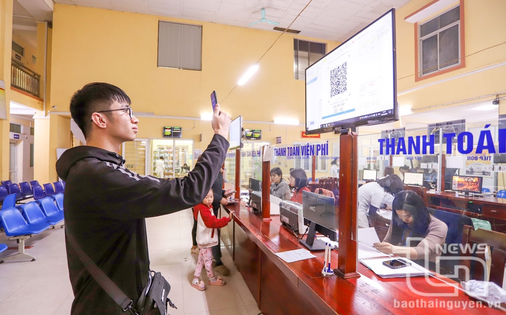 Hệ thống hồ sơ bệnh án điện tử cung cấp giải pháp chuyển đổi số toàn diện cho cả cán bộ y tế và bệnh nhân. Trong ảnh, bệnh nhân quét mã QR thanh toán viện phí qua tài khoản ngân hàng.