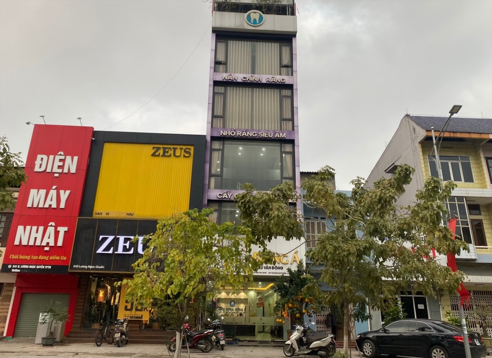 Phòng khám nha khoa Đông Á vẫn mở cửa đón khách dù đang bị tước giấy phép. Ảnh: Kiên Nguyễn